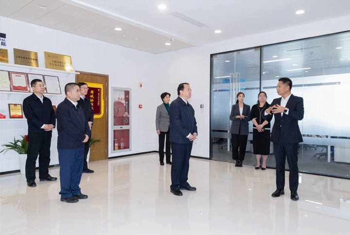 上海市长龚正一行察看AI知名人力资源服务公司凯发k8官网国际的AI赋能人力资源数据动态分析平台